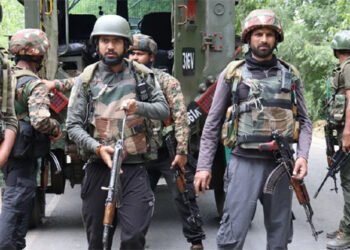 जम्मू-कश्मीर में सुरक्षाबलों की आतंकियों से मुठभेड़, 5 आतंकवादी ढेर, दो सैनिक शहीद