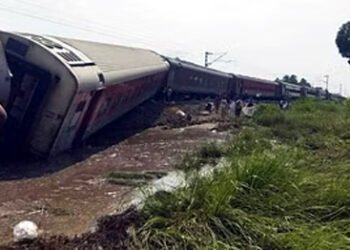 गोंडा  में चंडीगढ़ एक्सप्रेस के 14 डिब्बे पटरी से उतरे, चार यात्रियों की मौत, 14 जख्मी