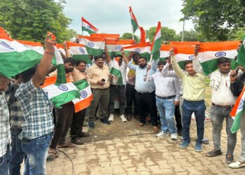 मथुरा में निगम अधिकारियों कर्मचारियों ने तिरंगा रैली निकालकर ब्रजवासियों में भरा देश प्रेम का जोश