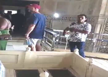 मथुरा हिन्दू महासभा के कार्यकर्ताओ ने ताजमहल पर गंगाजल चढ़ाने का किया दावा , गिरफ्तार