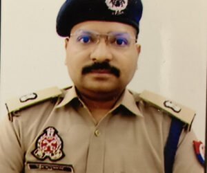 मथुरा जेल के कैदियों के हाथो से बने बाजार में खूब बिक रहे एलईडी बल्ब, पोशाक, कपड़ा, साड़ी