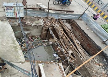 मथुरा की सबसे व्यस्त सड़क पर हुआ 12 फ़ीट लम्बा गड्डा , बेरीकेटिंग लगाई