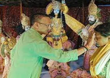 उत्तर प्रदेश पुलिस विभाग के मुखिया की धर्मपत्नी पूर्व आईएएस ने किए गिर्राज जी के दर्शन