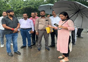 ग्रेटर नोएडा में एसीईओ ने सीवर से जुड़े कार्यों का किया निरीक्षण, दी चेतावनी