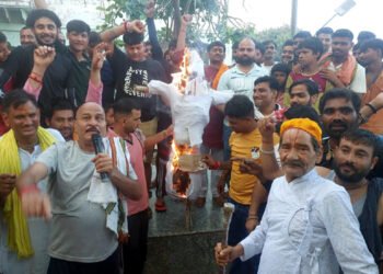 बंगाली महंत के खिलाफ फूटा लोगों का गुस्सा, पंचायत ने पुतला दहन कर जताया विरोध