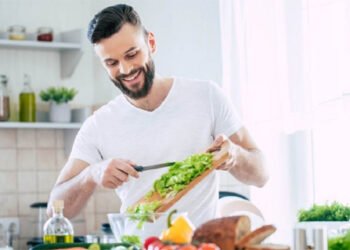 30 के बाद भी रहना चाहते हैं फिट, अपनी डाइट में ये विटामिन्स, पुरुषों के लिए ये खास चार्ट