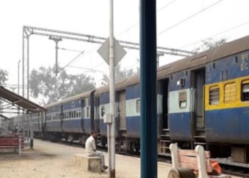 सोनई रेलवे स्टेशन पर कासगंज अछनेरा पैसेंजर ट्रेन के इंजन  खराब होने पर दो घण्टे खड़ी रही ट्रेन, यात्री हुए बेहाल