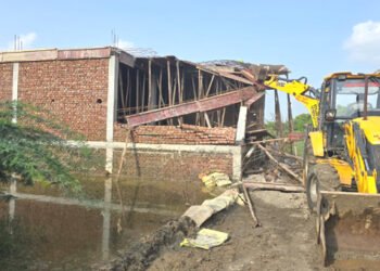 वृंदावन के यमुना खादर में एमवीडीए, निगम, राजस्व की टीम ने चलाया ध्वस्तीकरण अभियान