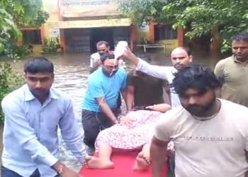 मथुरा में 36 घंटे से हो रही बारिश से हालत बिगड़ी, अस्पताल में भरा पानी मरीजों को स्ट्रेचर पर ले जाते वीडियो वायरल