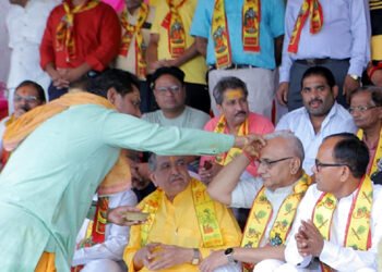 प्रधानमंत्री मोदी की दीर्घायु की कामना के लिए भाजपा कार्यकर्ताओं ने किया श्री यमुना महारानी का दुग्धाभिषेक