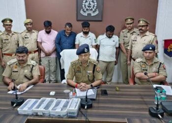 मथुरा में एटीएम कार्ड बदल कर धोखाधड़ी करने वाले गिरोह के 4 शातिर गिरफ्तार, 72 बैंक एटीएम कार्ड एक स्विफ्ट कार जब्त