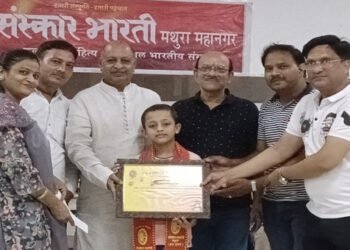 श्रीकृष्ण रूप सज्जा प्रतियोगिता के विजेता नन्हे-मुन्ने कान्हा पुरस्कृत