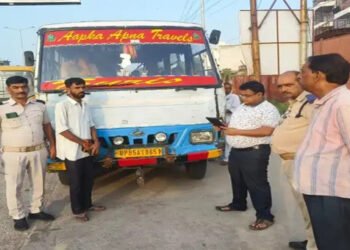 मथुरा में डग्गेमार वाहनों के विरुद्ध अभियान चला, 10 अनाधिकृत बसों को पकड़ा