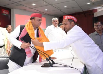अखिलेश ने ली मथुरा जिला सपा संगठन की बैठक, 2027 के चुनाव में अभी से जुट जाने का किया आव्हान