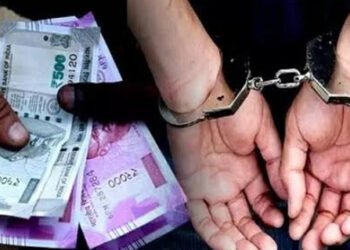 मथुरा में एंटी करप्शन ने बिजली कर्मी को रिश्वत लेते पकड़ा