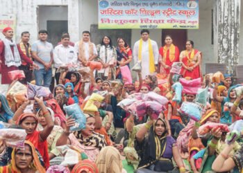 करवा चौथ पर्व से पूर्व जेल और स्कूल में साड़ी पाकर महिलाओं के चेहरे खुशी से मुस्कराए