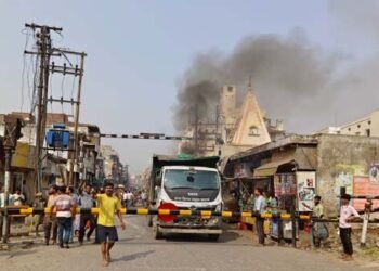 मथुरा में आर्य समाज रेलवे क्रॉसिंग पर कूड़े से भरे डंफर में लगी आग देख मचा हड़कंप
