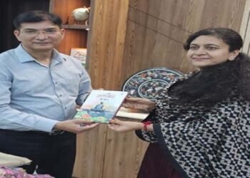 आईएएस की हस्त लिखित कविता संग्रह “एक प्रतिध्वनि के लिए“ की प्रति मंडलायुक्त को की भेंट, जमकर सराही