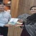 आईएएस की हस्त लिखित कविता संग्रह “एक प्रतिध्वनि के लिए“ की प्रति मंडलायुक्त को की भेंट, जमकर सराही