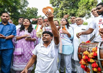 कांग्रेस मुख्यालय पर सुबह तो छूटे पटाखे; लेकिन दोपहर में ठंडी हो गई पकौड़ियां