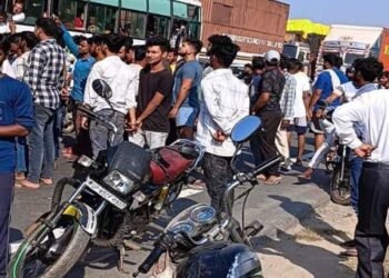 मथुरा में ट्रक ने बाइक सवार तीन लोगों को रौंदा, दो की दर्दनाक मौत