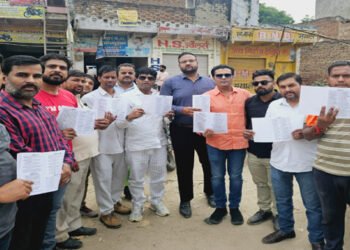 मथुरा में धर्म परिवर्तन की सूचना पर हुआ हंगामा , बड़ी मात्रा में मिला साहित्य पकडे कई लोग