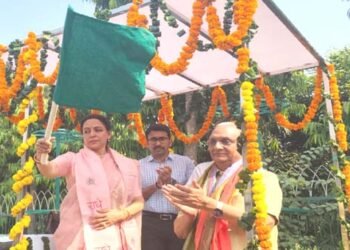 वृंदावन में निकली स्वच्छ दीपावली, शुभ दीपावली अभियान को लेकर रैली, हेमामलिनी के साथ मेयर नगर आयुक्त एक साथ मंच पर आये नजर