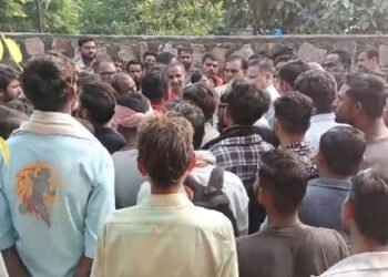 मथुरा में नेचर ग्रीन कंपनी के कर्मचारी की टायर मे हवा भरते समय हुई मौत, कर्मचारियों का प्रदर्शन, मुआवजे की मांग