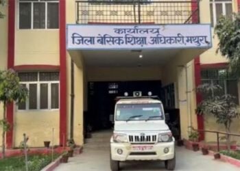 मथुरा में लापरवाह शिक्षिका को बी एस ए ने किया निलंबित