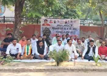 मथुरा में अधिकारियों के आश्वाशन पर कांग्रेसी नेता का आमरण अनशन स्थगित