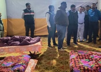 मथुरा में ठण्ड की दस्तक होते ही नगर निगम ने बनाये  रैन बसेरा, नगर आयुक्त ने किया निरीक्षण