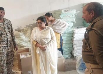 अलवर पुल के समीप निगम टीम ने फैक्ट्री पर छापा, प्रतिबंधित प्लास्टिक/ पॉलिथीन की जब्त