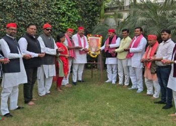 सपा कार्यकर्ताओं ने मनाई मुलायम सिंह की जयंती, शोषितों तथा बेजुबानों की जुबान थे