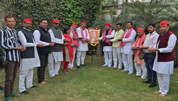 सपा कार्यकर्ताओं ने मनाई मुलायम सिंह की जयंती, शोषितों तथा बेजुबानों की जुबान थे