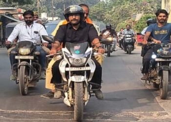 मथुरा में परिक्रमा मार्ग की जमीनी हकीकत जानने के लिए IAS अधिकारी ने सड़कों पर चलाई वाईक