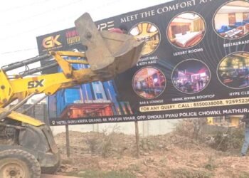 मथुरा में नगर निगम टीम ने 3 दिन में 1000 से अधिक होर्डिंग-क्योस्क बोर्ड किए जेसीबी से ध्वस्त