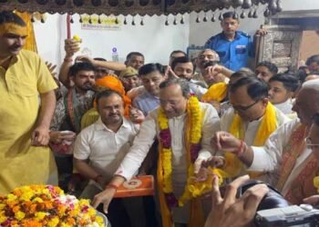 गोवर्धन : भाजपा के राष्ट्रीय महासचिव अरुण सिंह ने की गिरिराज पूजा