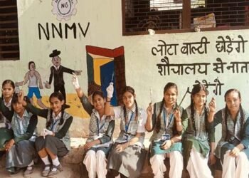 स्वच्छ शौचालय अभियान के अंतर्गत बच्चों ने वॉल पेंटिंग के माध्यम से दिया स्वच्छता का संदेश