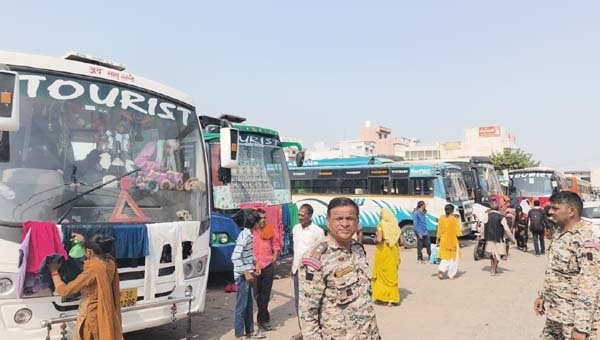 श्री कृष्ण जन्म भूमि पर श्रद्धालुओं के वाहनों से अवैध वसूली की शिकायत पर नगर निगम ने की कार्रवाई