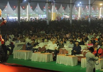 मथुरा में बॉलीवुड सिंगर कैलाश खेर की आवाज पर झूमे बृजवासी , हर किसी को बना दिया दीवाना