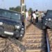 Video: रील बनाने के चक्कर में रेलवे पटरी पर स्टंट करते हुए चलाई एसयूवी, गाड़ी हुई जब्त