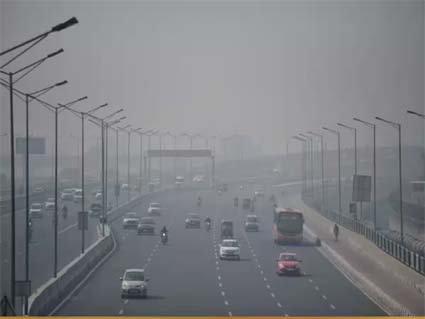 दिल्ली में धुंध की चादर, आम लोग परेशान, बोले- आंखें जल रहीं और सांस लेना भी मुश्किल