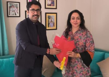 सांसद हेमा मालिनी ने नगर आयुक्त से सफाई, प्रकाश व्यवस्था के साथ विकास कार्यों को लेकर की चर्चा