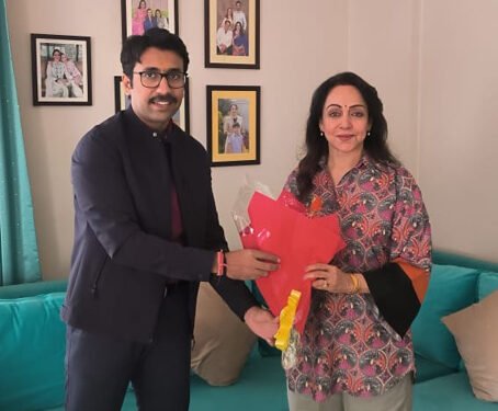 सांसद हेमा मालिनी ने नगर आयुक्त से सफाई, प्रकाश व्यवस्था के साथ विकास कार्यों को लेकर की चर्चा