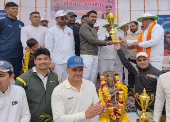 मथुरा में एस एस पी की शानदार बल्लेबाजी के आगे पत्रकार हुए ढेर, 194 रन के जबाब में बने 77 रन