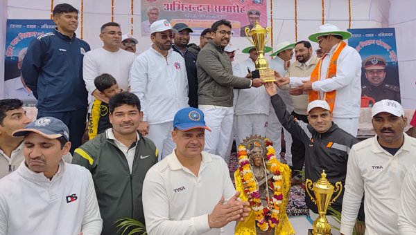 मथुरा में एस एस पी की शानदार बल्लेबाजी के आगे पत्रकार हुए ढेर, 194 रन के जबाब में बने 77 रन