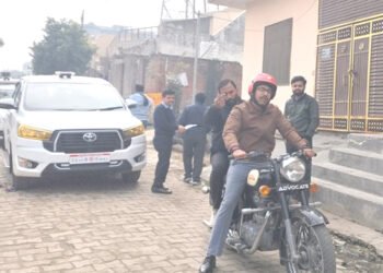 मथुरा की गलियों में विकास कार्यो की हकीकत जानने के लिए नगर आयुक्त ने चलाई वाईक