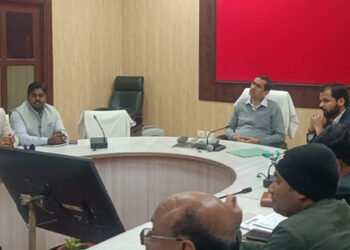 बैंक प्रबंधक मुख्यमंत्री युवा उद्यमी विकास अभियान योजना में लंबित प्रकरणों को शीघ्र निस्तारित करें : डीएम