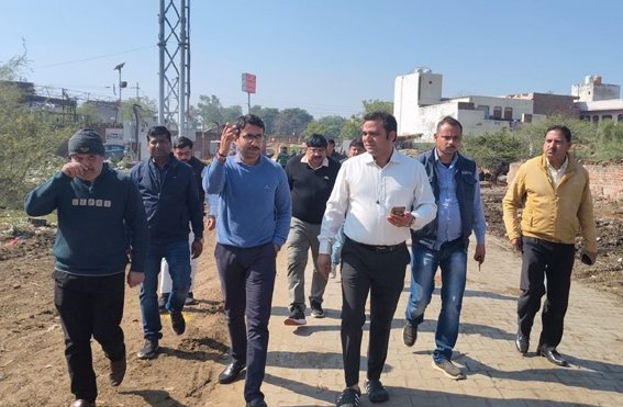 डैंपियर नगर में नगर आयुक्त ने किया नाला सफाई कार्य का निरीक्षण, जनता से ली जाएगी पल-पल की रिपोर्ट