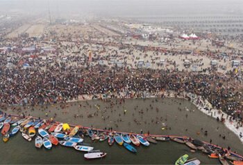 महाकुंभ : मकर संक्रांति अमृत स्नान पर श्रद्धालुओं ने तट पर किया पूजन अर्चन